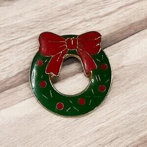 Christmas Wreath Brooch Pin Red Green Enamel Bow Gold Tone - Holiday Cheer
